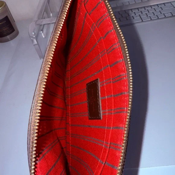 Louis Vuitton Neverfull Pouch - Picture 6 of 7